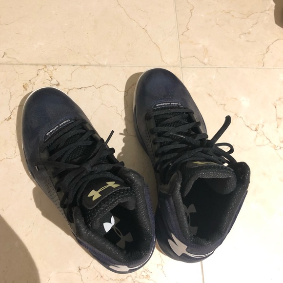 NEVER BEEN WORN WOMENS BASKETBALL SHOES - Picture 4 of 5